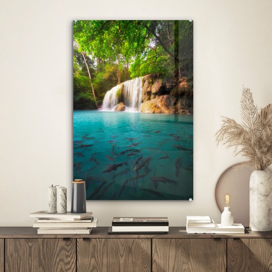 Pêche dans l'eau au parc national d'Erawan avec vue sur une cascade Plexiglas 40x60 cm - Tirage photo sur Glas (décoration murale en plexiglas)