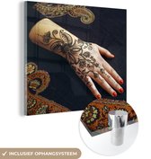 Peinture sur verre - Tatouage au henné sur la main d'une femme - 90x90 cm - Peintures sur Verre Peintures - Photo sur Glas