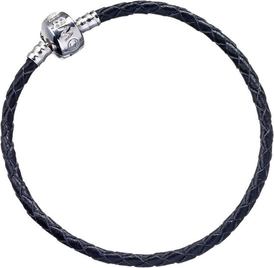 Zwarte gevlochten leren bedelarmband met een zilverkleurige sluiting met "Pandora" logo.