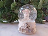 Boule à neige Bonhomme de neige avec pommes de pin à la main sur socle gracieusement décoré d'orignaux et de parcelles argentées 8,5 cm H x 6,5 cm L