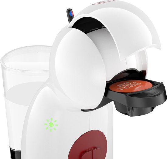 Witte Dolce Gusto koffiezetapparaat met een oranje cupje, groen lichtje en een waterreservoir.