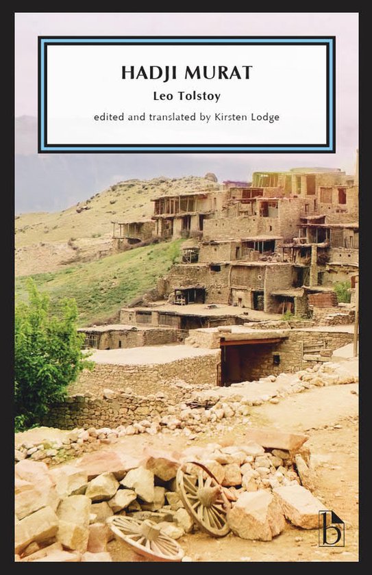 Couverture du livre Hadji Murat, Leo Tolstoy, édité et traduit par Kirsten Lodge, avec une image d'un village sur une colline.