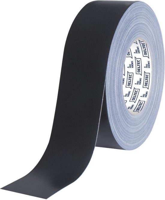 Rol zwarte gaffa tape met Deltec logo op de binnenkant. Een stuk tape is uitgerold.