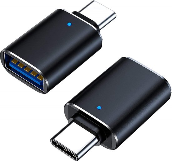Deux adaptateurs USB-C vers USB-A noirs, l'un avec une LED bleue, l'autre avec une LED bleue.
