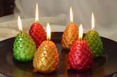 Set van 6 stuks exclusieve DENNENAPPEL kaars in groen, rood en goud, geheel met de hand gemaakt door Candles by Milanne uit Nederland. - BEKIJK VIDEO