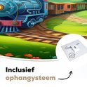 Gedetailleerde close-up van een blauwe trein en wagons op een spoor, met het opschrift 'Inclusief ophangsysteem'.