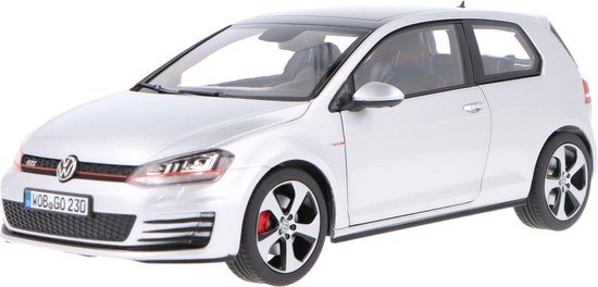 Foto: Het 1 18 gegoten model van de volkswagen golf vii gti uit 2013 in reflex zilver de fabrikant van het schaalmodel is norev dit model is alleen online verkrijgbaar