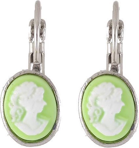 Oorbellen met een lichtgroene camee en witte profielkop.