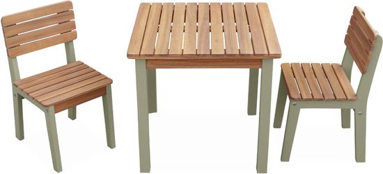 Een vierkante houten tafel met lichtgroene poten, naast twee identieke houten stoelen met lichtgroene poten.