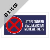 Pictogram/ bord | Stilstaan en parkeren verboden - "Uitgezonderd bewoners en medewerkers" | 30 x 15 cm | Dikte: 1 mm | Parkeren | Privaat parking | Parkeerbeleid | Privé parking | Parking vrijhouden | Parkeersignalisatie | Parkeeroverlast | 1 stuk