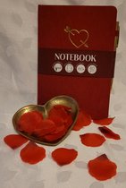 LIBOZA - Notitieboekje 'Liefde is...' met GOUDEN HARTdecoratie en bijbehorende pen - Met goudkleurig schaaltje - Rozenblaadjes - met extra ECOpen – gelinieerd - leeslint - verjaardag – verrassing – omdat je van haar houdt – verjaardag - trouwdag -