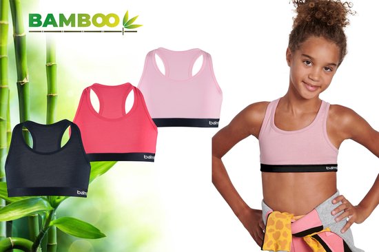 Een jong meisje draagt een roze sport-bh met band van Bamboo Elements. Naast haar hangen een zwarte, rode en roze sport-bh.