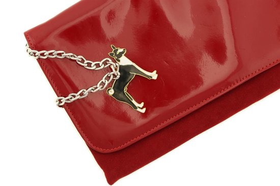 Rode lakleren clutch tas met zilverkleurige ketting en zwarte en witte hondenhanger.