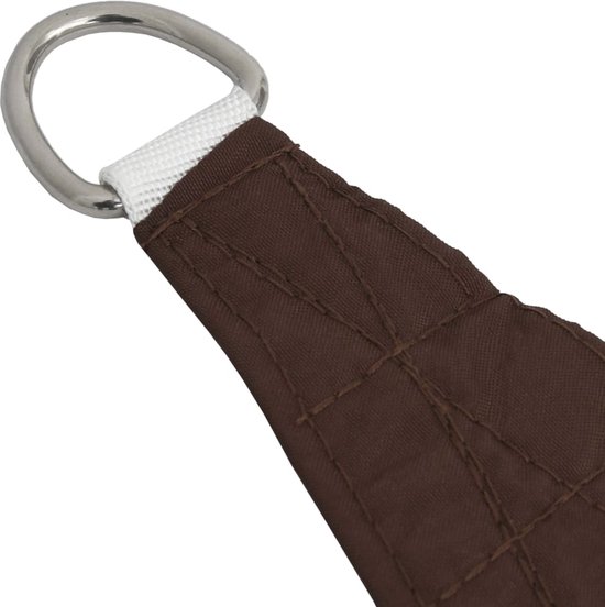 Bruin driehoekig schaduwdoek, een detail van een metalen ring en touw, en een bundel wit touw.