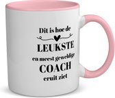 Akyol - dit is hoe de leukste en meest geweldige coach eruit ziet koffiemok - theemok - roze - Coach - meest leukste coach - sport - verjaardag - cadeautje voor coach - coach artikelen - kado - geschenk - 350 ML inhoud