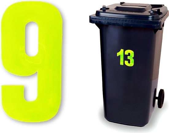 Reflecterend huisnummer 9 naast een donkergrijze kliko met nummer 13.