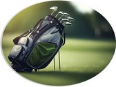 PVC Schuimplaat Ovaal - Golf - Tas - Clubs - Gras - Sport - 80x60 cm Foto op Ovaal (Met Ophangsysteem)
