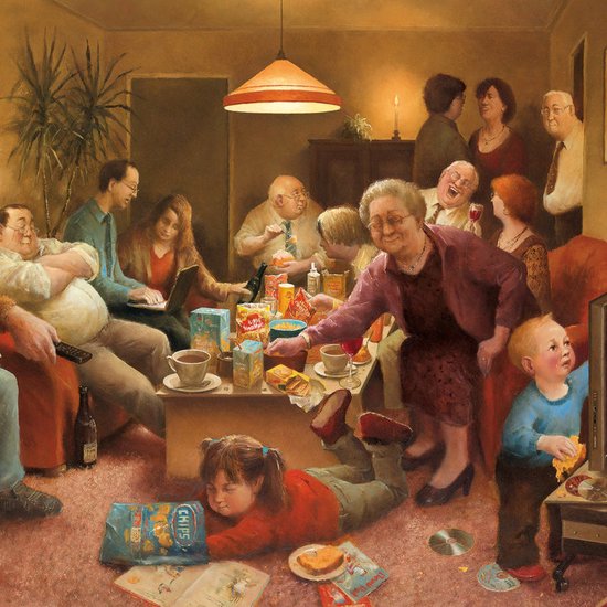 Een gezellige familiebijeenkomst binnen, met mensen die tv kijken, eten en kletsen. Een kind ligt op de grond met een zak chips.