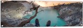 Tuinposter – Meer - Toerist - Tak - Water - Rook - Bergen - 120x40 cm Foto op Tuinposter (wanddecoratie voor buiten en binnen)