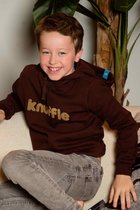 Knuffle Classic Hoodie® | Van het bekende Nederlandse merk Knuffle® | Linda: "De perfecte hoodie voor jouw kind! Stijlvol en comfortabel" | Duurzaam geproduceerd in Portugal | Voor jongens en meisjes | In 4 kleuren, dit is maat 122-128, kleur Bruin