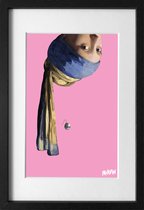 Vermeer Meisje met de Parel Ondersteboven - ingelijst met passe-partout - kunstprint gesigneerd - roze - 20x30cm