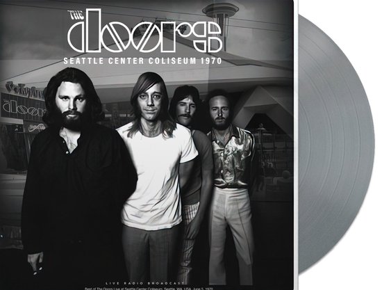Les membres du groupe The Doors se tiennent sur un vinyle gris. La pochette de l'album montre le groupe devant le Seattle Center Coliseum en 1970.