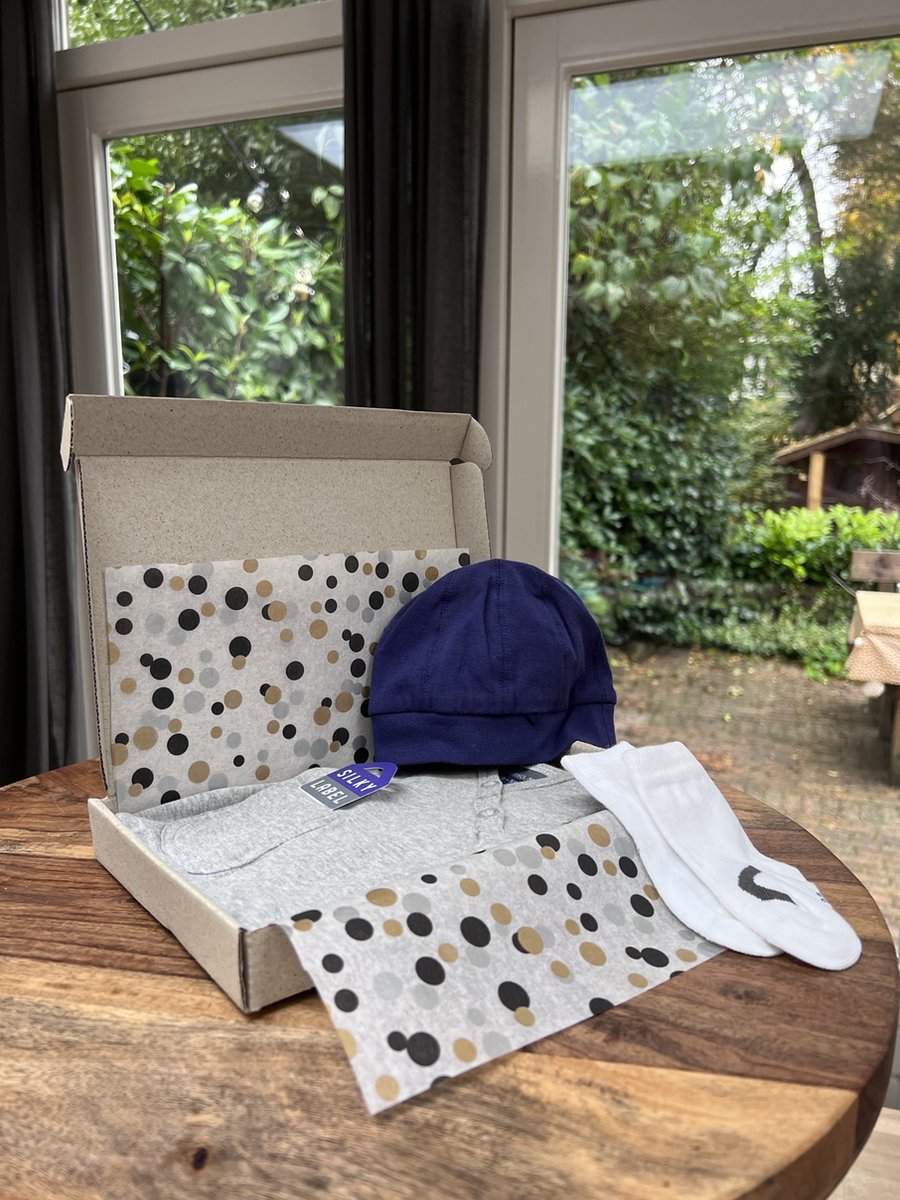 Goedkoopste Silky Label Kraampakket Baby Cadeau - jumpsuit lange mouw/sokjes/mutsje - maat 50/56