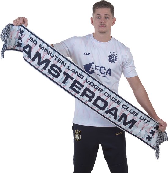 Man met wit AFCA voetbalshirt, zwarte broek en sjaal met "AMSTERDAM 90 minuten lang voor onze club uit".