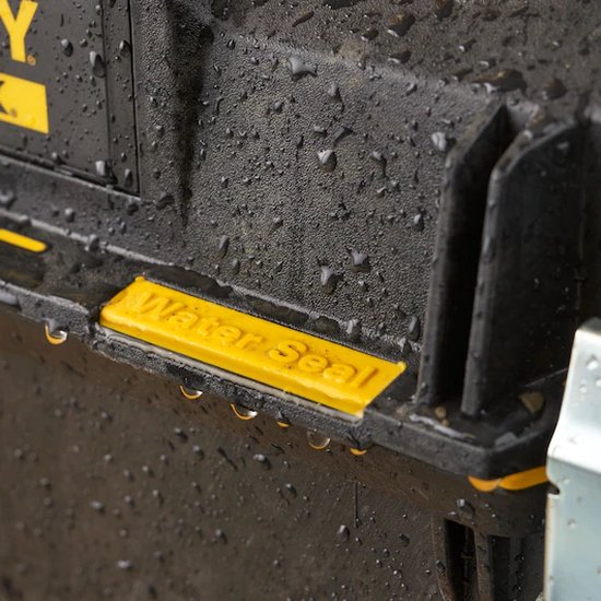 Zwarte gereedschapskoffer met gele 'Water Seal' markering.
