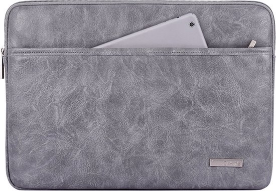 Housse d'ordinateur portable grise en similicuir avec fermeture éclair et poche avant contenant une tablette. Logo métallique en bas à gauche.