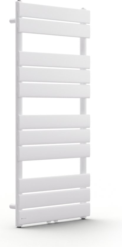 Witte verticale designradiator met horizontale lamellen.