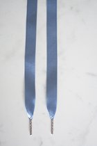 Schoenveters plat satijn luxe - jeans blauw breed - 120cm met zilveren stiften