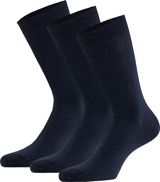 Drie donkerblauwe bamboe sokken, maat 39-42, getoond op een witte achtergrond.