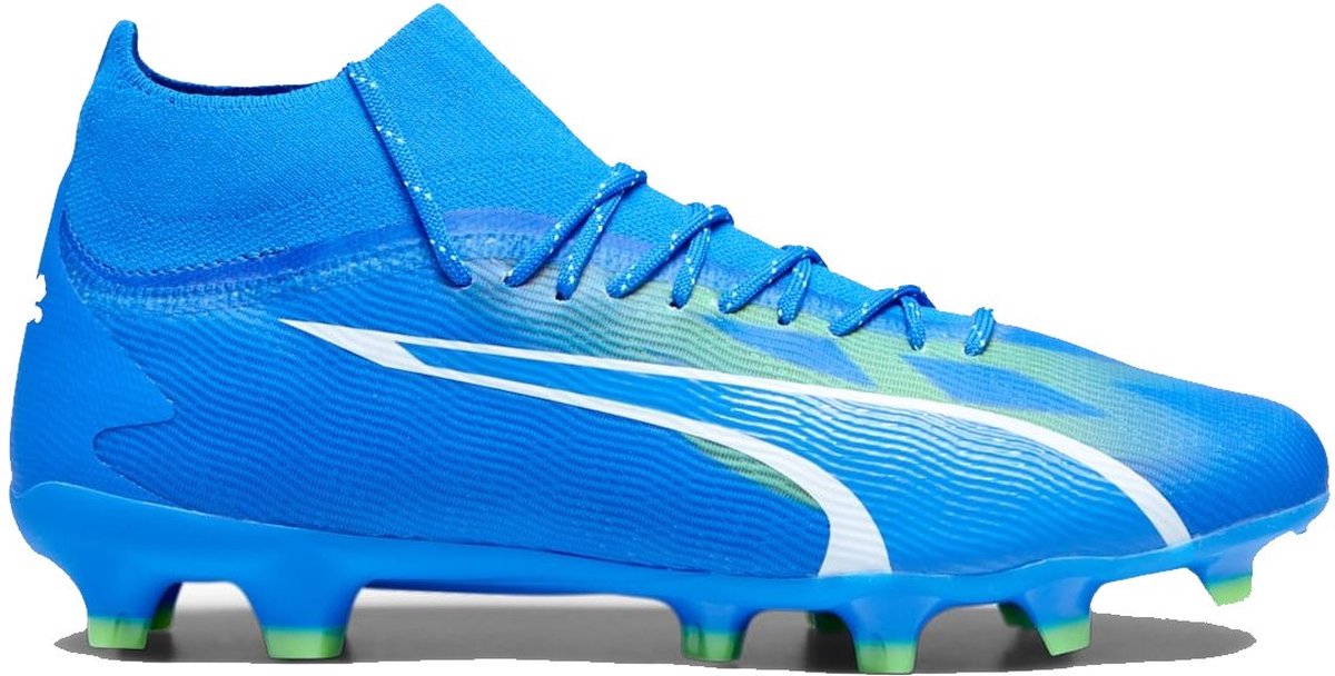 PUMA ULTRA PRO FG/AG voetbalschoenen in wit met mesh bovenwerk en GripControl skin voor extra snelheid.