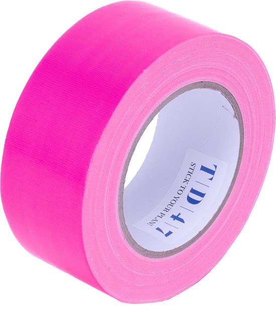 TD47 Gaffatape 50mm x 25m in fluoriserend roze. De tape heeft een stoffen textuur.