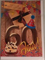 60 jaar! Van harte gefeliciteerd! Een bijzondere kaart met feestelijke slingers, confetti en een cadeautje in het midden. Een leuke kaart om zo te geven of om bij een cadeau te voegen. Een dubbele wenskaart inclusief envelop en in folie verpakt.
