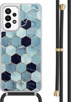 Casimoda® hoesje met zwart koord - Geschikt voor Samsung A23 - Blue Cubes - Afneembaar koord - TPU/acryl - Blauw