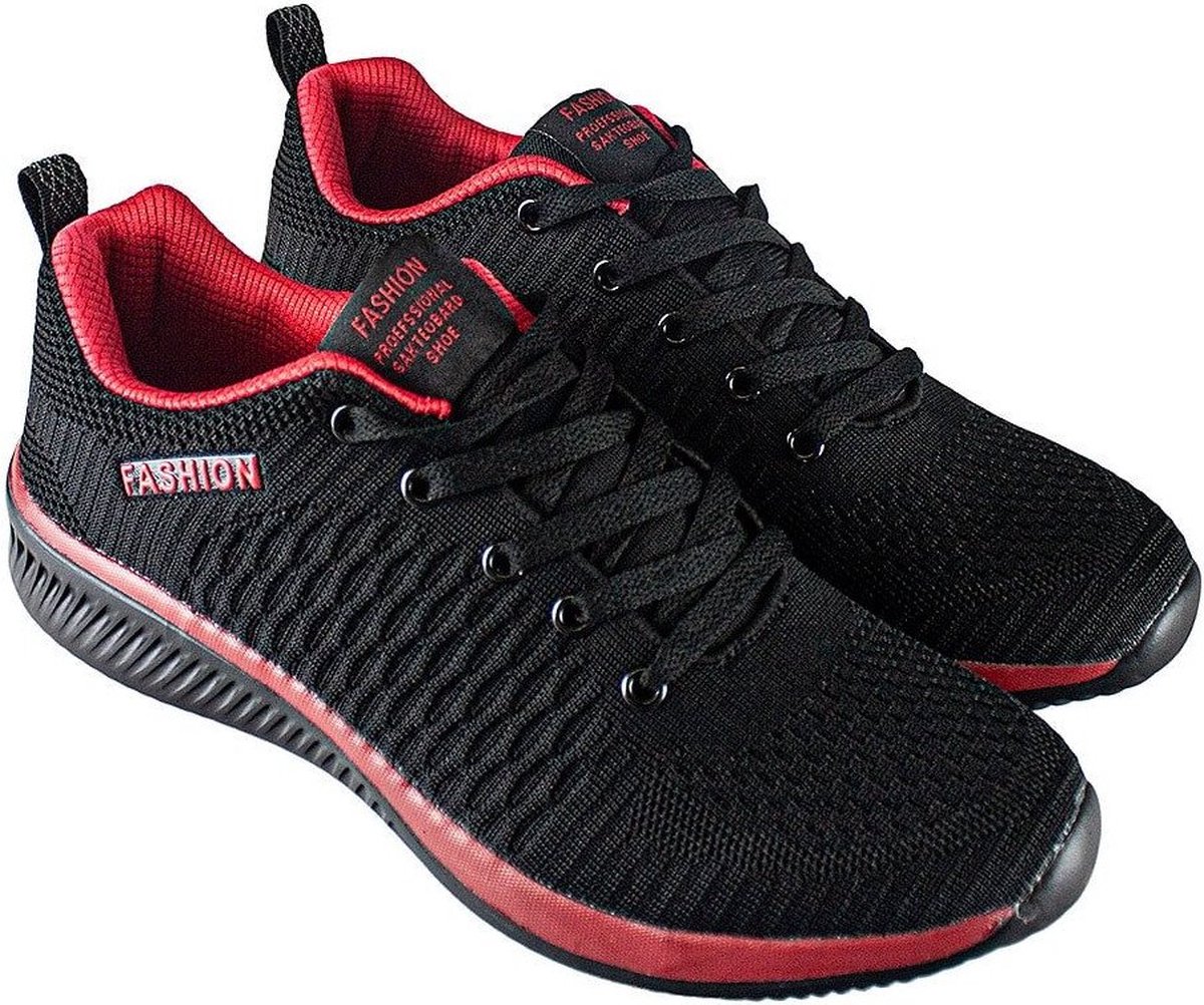 Sneakers, Zwart met rode details