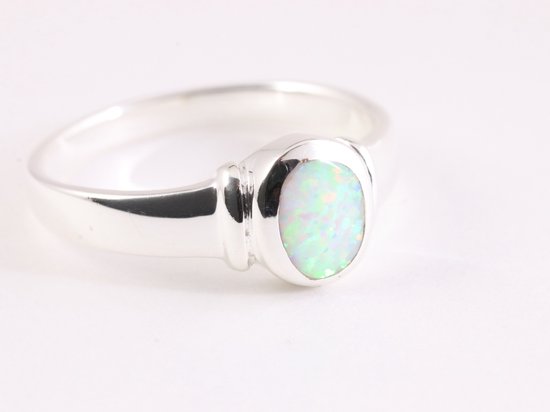 Fijne hoogglans zilveren ring met welo opaal - maat 17.5