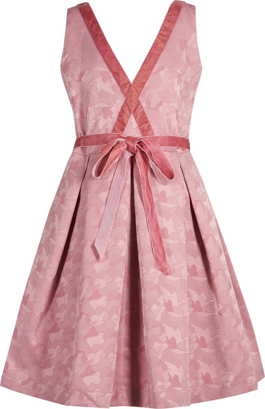 Lichtroze jurk met V-hals, roze strikceintuur en bloemenpatroon.