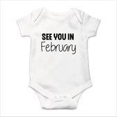 Soft Touch Rompertje met Tekst - See you in February - Zwangerschapsaankondiging - Coming Soon Rompertje - Wit/Zwart | Baby rompertje met leuke tekst | | kraamcadeau | 0 tot 3 maanden | GRATIS verzending