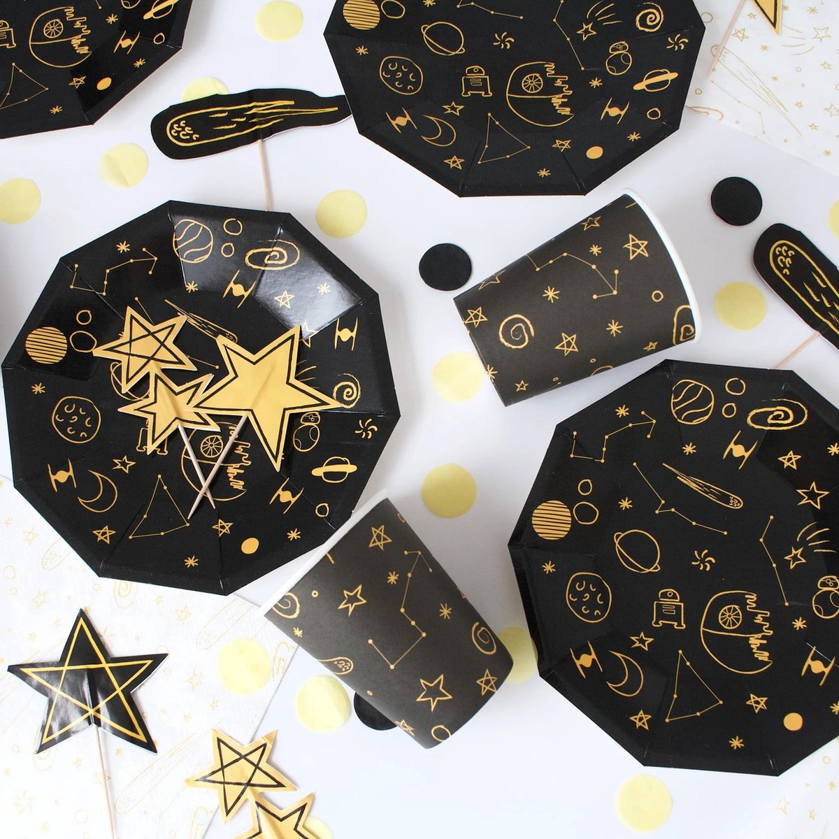 Papieren bordjes "Space" (8st) - ster - maan - ruimte - ruimtevaart - themafeest - goud - zwart