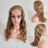 Braziliaanse Dames Remy pruik - 22 inch (55 cm) - honing blonde golf haren - real human hair - echte haar - lace closure wigs