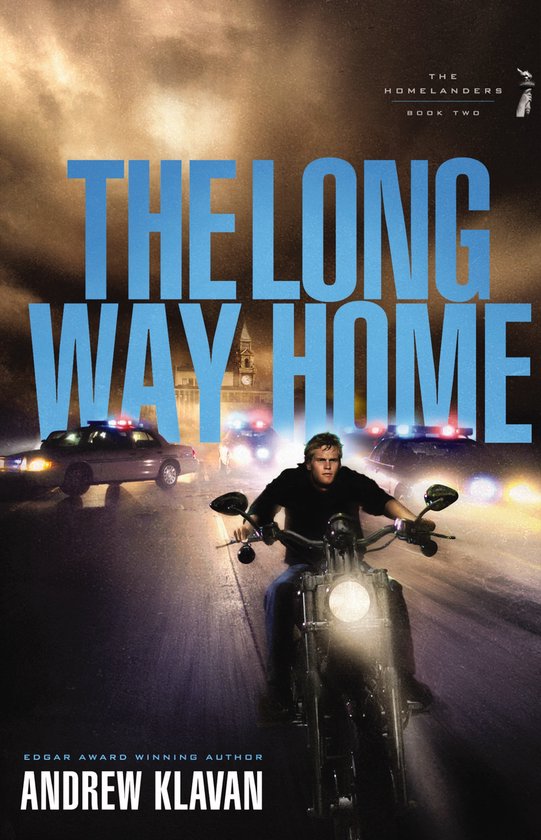 Een man op een motorfiets, achterna gezeten door politieauto's met zwaailichten. Titel: The Long Way Home.