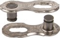 Twee zilverkleurige KMC 11-speed MissingLink schakels, close-up detail.