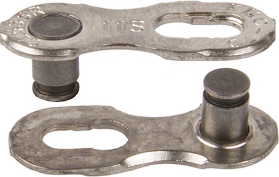 Twee zilverkleurige KMC 11-speed MissingLink schakels, close-up detail.