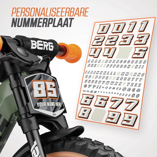 Groene loopfiets met nummerplaat op het stuur, met verwisselbare cijfers en letters.