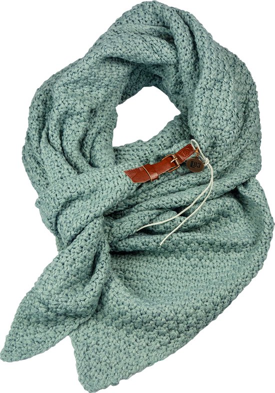 Groene gebreide omslagdoek met bruine vegan leren gespsluiting en rond Lot83-merklabel.