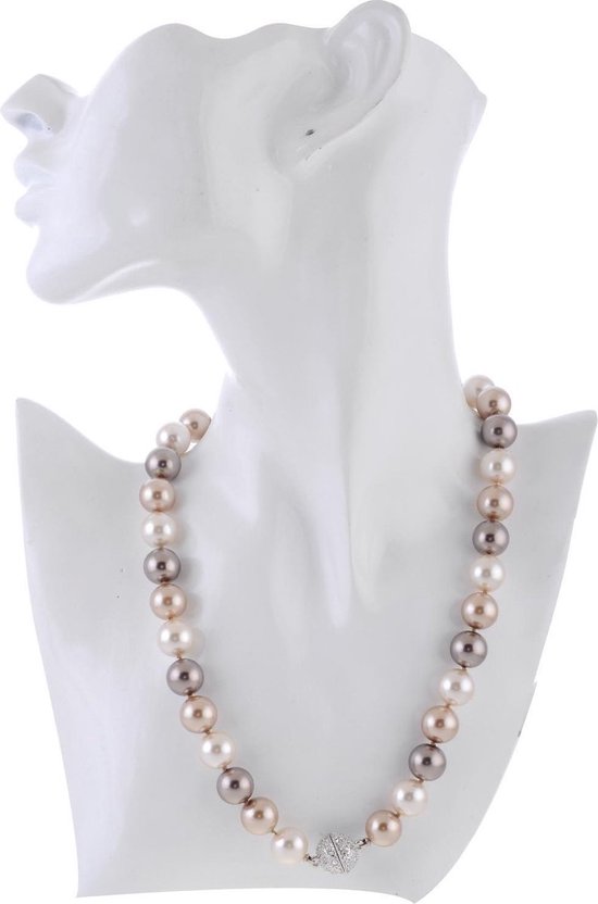 Ketting van 12mm parels in crème, taupe en grijs, gedragen op een witte buste. Sluiting bezet met strass.
