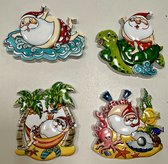 Kerst koelkastmagneten "Tropische Kerstman" - Set van 4 stuks - schildpad/hangmat/zee/zeedieren - Polyresin - hoogte 8 x 8 x 1 cm - Kerstdecoratie - Woondecoratie - Woonaccessoires